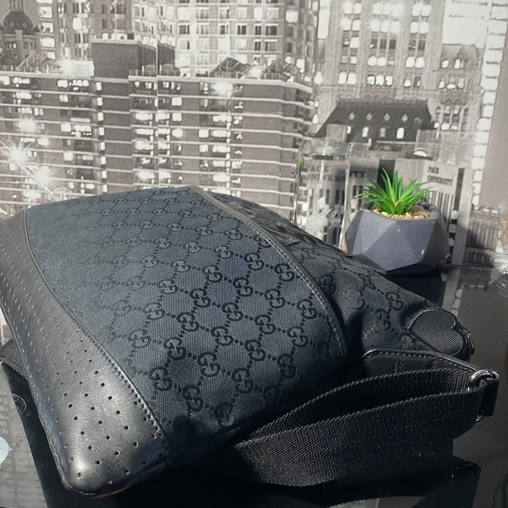 Gucci Black Patch GG Messenger Crossbody Bag - Picture 15 of 16